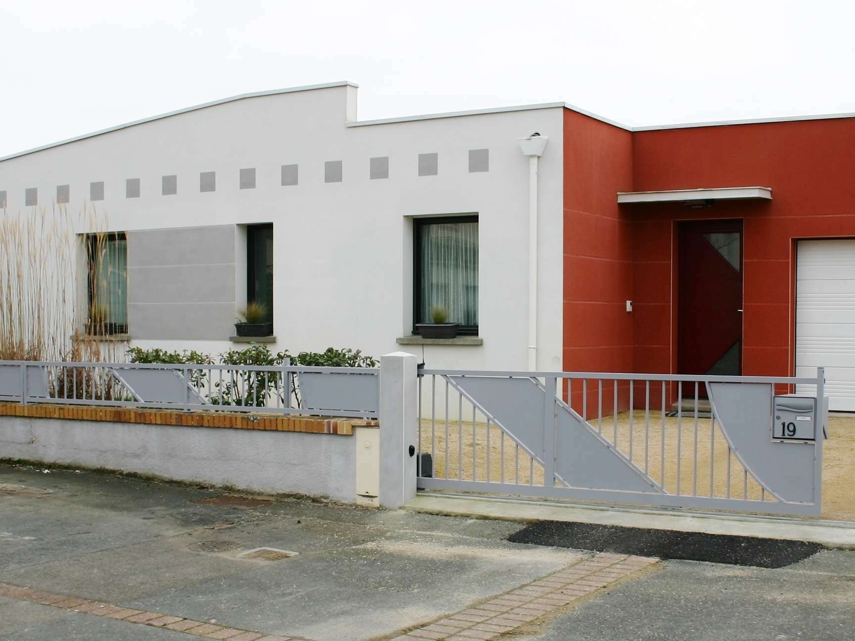 Portail coulissant 1/3 tôlés + 2/3 barreaudés 
+ clôtures