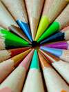 Crayons de couleur vifs en cercle symbolisant tarifs clairs