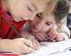 Enfants dessinant ensemble pour surmonter réticences écriture