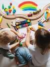 Enfants jouant avec matériel artistique symbolisant difficultés écriture