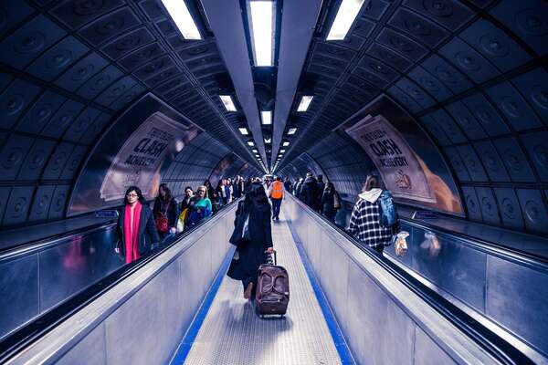 Peur des transports, de l’avion ou des espaces clos : l’EMDR en visio peut vous aider
