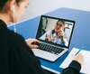 Personne en téléconsultation EMDR prenant des notes lors d une visio-conférence sur trouble obsessionnel-compulsif