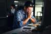 Homme pensif reflétant fatigue mentale invisible