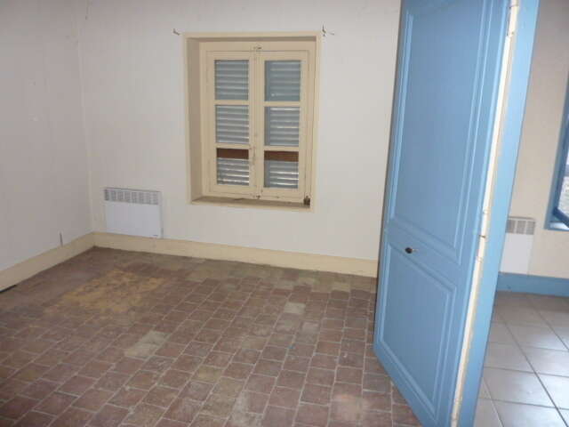 Chambre avec des tomettes anciennes  en mauvais état