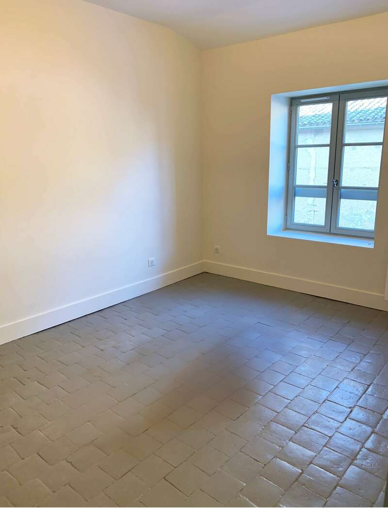 Chambre avec des tomettes anciennes  en mauvais état