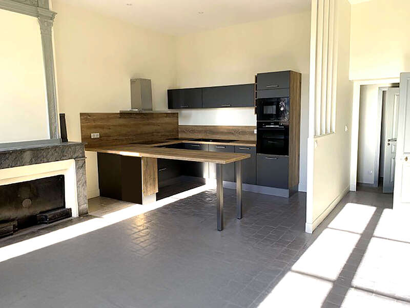 Modernisation du séjour avec une cheminée en marbre et une cuisine ouverte  séparé par un claustra type atelier