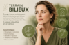 Jeune femme souriante tenant un verre d eau illustrant les bienfaits de l eau citronnée pour la vitalité bilieuse