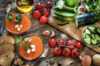 Soupe orange saine garnie légumes frais huile olive naturopathie