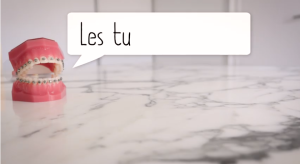 Comment éviter que l'extrémité du fil de mon appareil me pique la joue ?