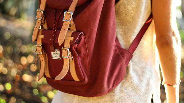 Huit étapes pour veiller à ce que votre enfant porte bien son sac à dos