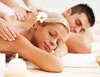 Couple se détendant lors d'un massage duo relaxant