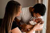 Nouveau-né dans bain tenu doucement symbolisant naissance famille