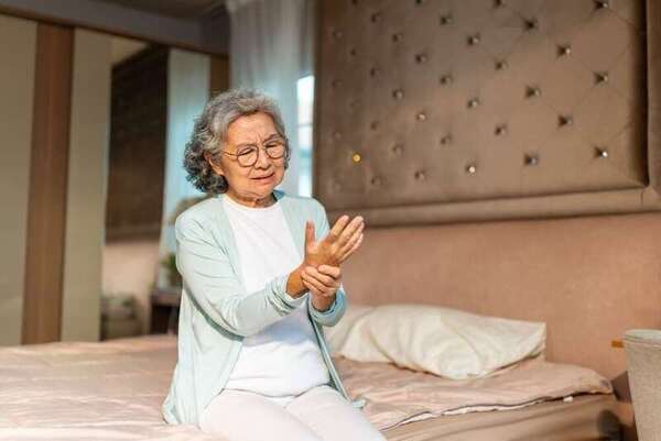 Raideur articulaire matinale : pourquoi survient-elle et comment la soulager ?