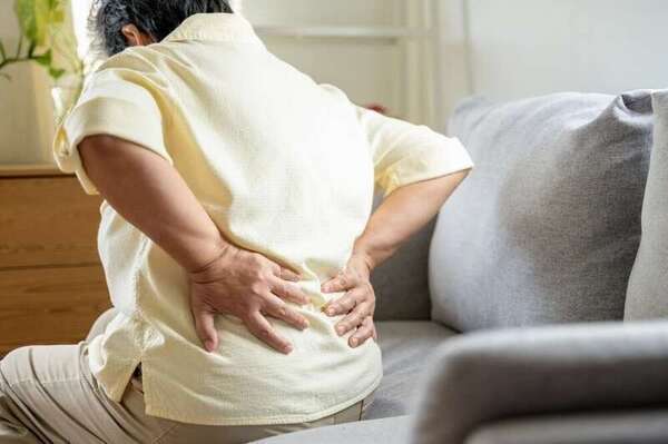 Dix idées reçues sur le mal de dos chez les seniors : ce que la science nous apprend