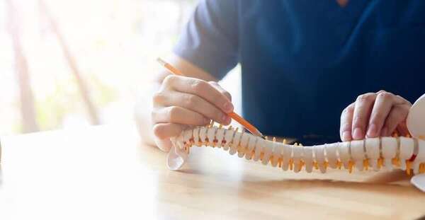 Soulager la douleur du genou grâce à la manipulation vertébrale : une étude confirme son efficacité sur le syndrome fémoro-patellaire