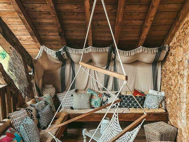 4ee8249f-15fe-4567-aa43-ba2eb737848e-1