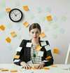 personne stressée devant un agenda rempli pour illustrer la reprise
