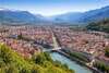vue panoramique de Grenoble située dans les Alpes françaises, ville entourée de montagnes