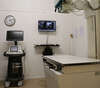 Professionnel santé examinant radiographie bras examen indolore
