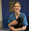 Amélie auxiliaire vétérinaire accueillant un chien au cabinet