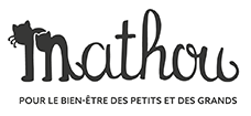 Mathou Créations créé et installe du mobilier, développé en étroite collaboration avec les professionnels de la puériculture et fabriqué en Aveyron pour une garantie de 10 ans sous les référentiels NF Crèches et NF Environnement.
Chaque micro-crèche dispose d’une structure de motricité intérieure, pour développer la motricité et sociabilité de chaque âge par le jeu et l’exercice. Elles se composent de modules sécurisés avec condamnations hautes et basses amovibles, des revêtement souples isophoniques pour s’amuser sans faire de bruit, des hublots et surfaces transparentes ludiques pour garantir une bonne surveillance des enfants, une cabane, tunnel, tobogan, escalier, podium pour la détente et le jeu.
Chaque micro-crèche est conçue avec un coin bébés en angle, adapté au développement et à la sécurité des tout petits, favorisant leur autonomie dès le plus jeune âge. Les cloisonnettes sont réalisées en Hêtre massif et ludiques pour développer la motricité, avec miroir et panneau Vision pour éveiller leur curiosité vers l’extérieur.