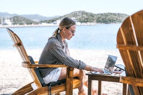 Télétravail depuis le lieu de vacances : possible ?