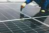 électricien travaillant sur un panneau solaire à amiens