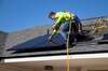 électricien travaillant sur un panneau solaire à amiens