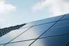 électricien travaillant sur un panneau solaire à amiens