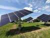 électricien amiens installant des panneaux photovoltaïques sur un toit