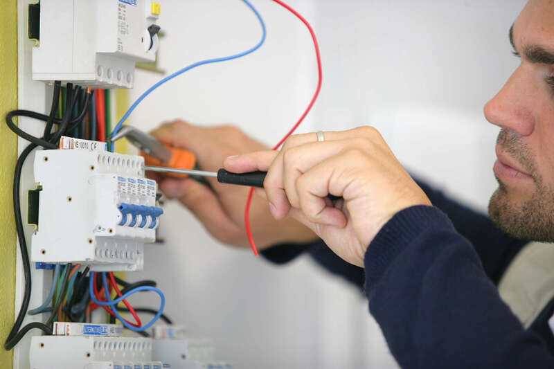 Solutions électriques pour Particuliers, Tertiaire et Industrie
