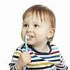 bebe avec  une brosse à dent