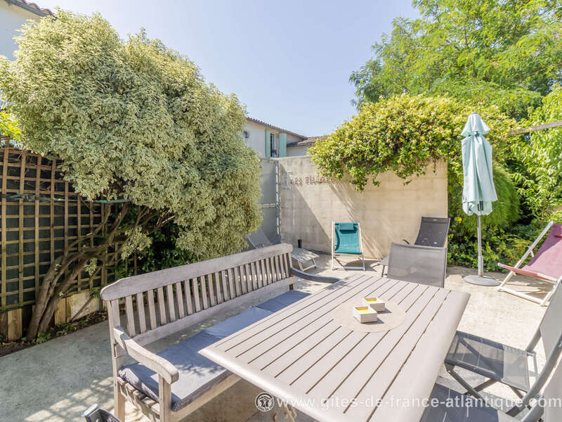 la_terrasse_exposee_sud-est__salon_de_jardin_et_transats__les_petites_fillattes__ile_de_re__photo_gdf