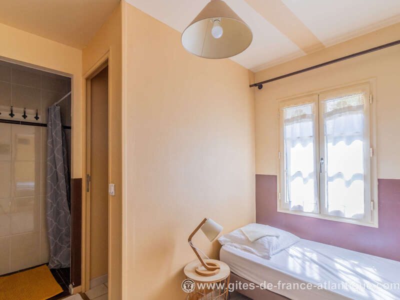 la_chambre_n_2_cote_fenetre_et_salle_d_eau_attenante__les_petites_fillattes__ile_de_re__photo_gdf