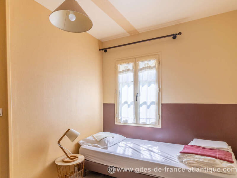 la_chambre_n_2_cote_fenetre__les_petites_fillattes__ile_de_re__photo_gdf