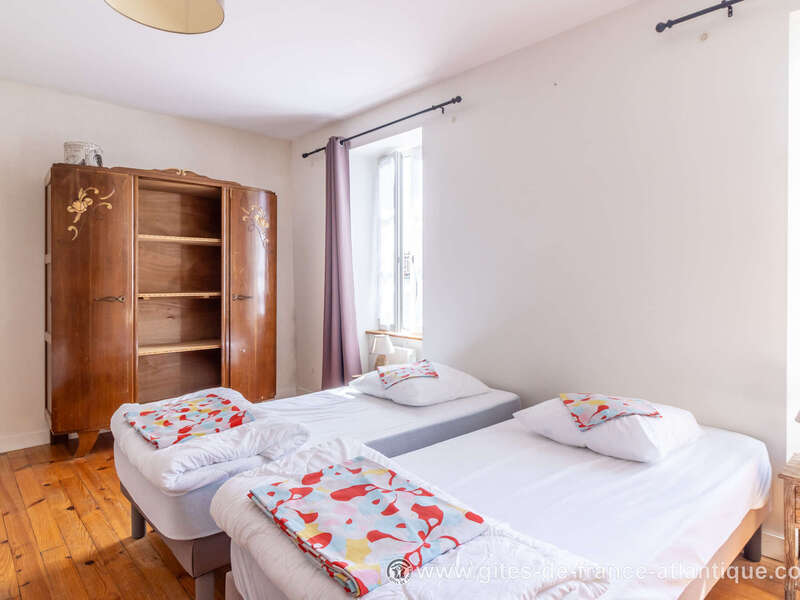 la_grande_chambre_n_4__vue__cote_fenetres__les_fillattes__ile_de_re__photo_gdf