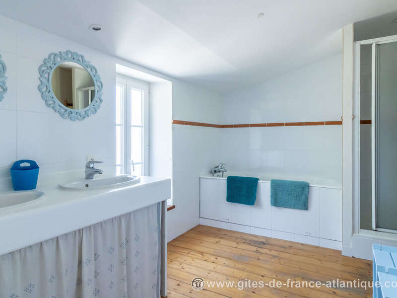 la_grande_salle_de_bain__a_l_etage__vue_generale_avec_2_vasques__1_baignoire_et_1_douche__les_fillattes__ile_de_re__photo_gdf