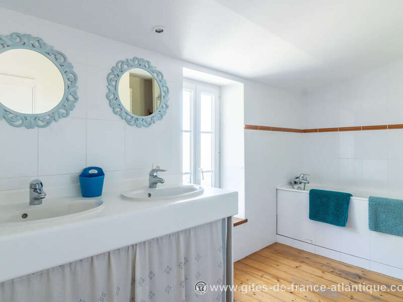 la_grande_salle_de_bain_a_l_etage__vue_de_l_entree__les_fillattes__ile_de_re__photo_gdf
