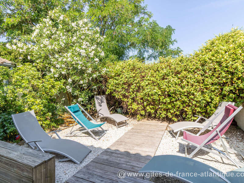la_terrasse_exterieure_du_gite_les_fillattes_coin_transats__ile_de_re_photo_gdf