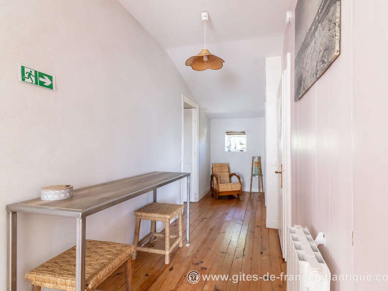 le_couloir_a_l_etage_desservant_les_3_chambres__la_grande_salle_de_bain_et_les_toilettes_independantes__les_fillattes__ile_de_re