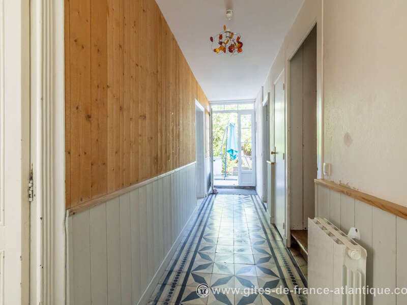 le_couloir_d_entree_du_gite_les_fillattes_desservant_la_cuisine_a_gauche__la_grande_salle_a_manger_et_la_chambre_n_1