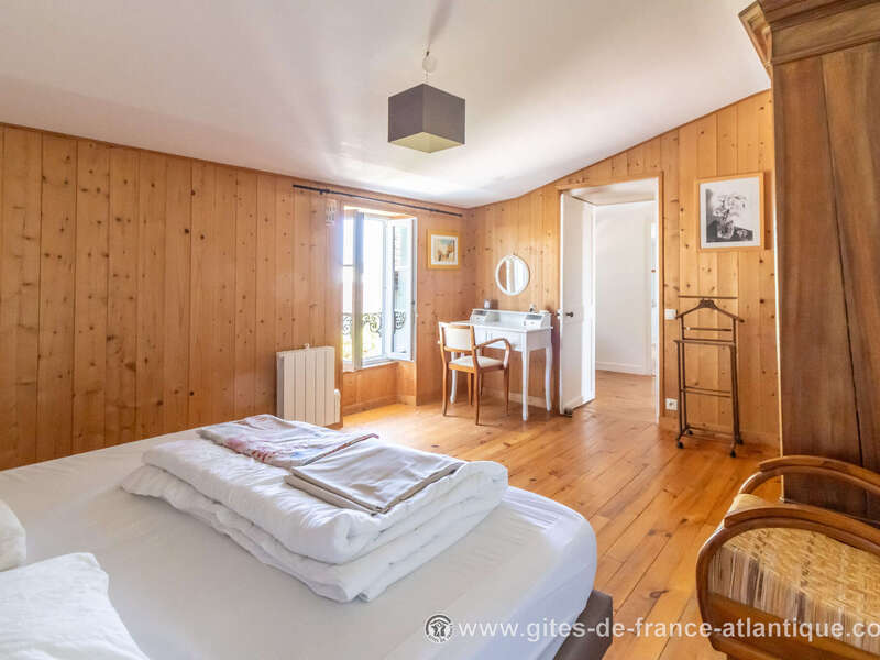 la_chambre_bois_n_2_a_l_etage__vue_cote_fenetre_et_coiffeuse__les_fillattes__ile_de_re