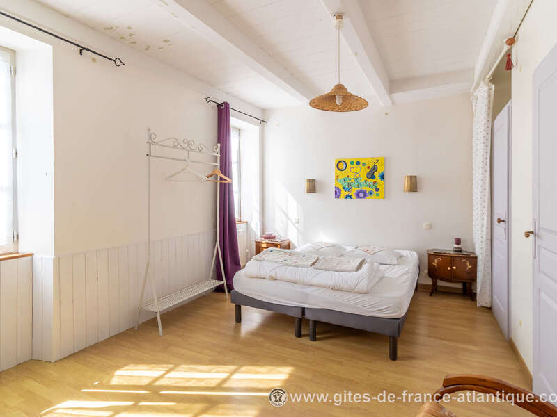 la_chambre_n_1_au_rez-de-chaussee__entree_vue_generale_les_fillattes__ile_de_re