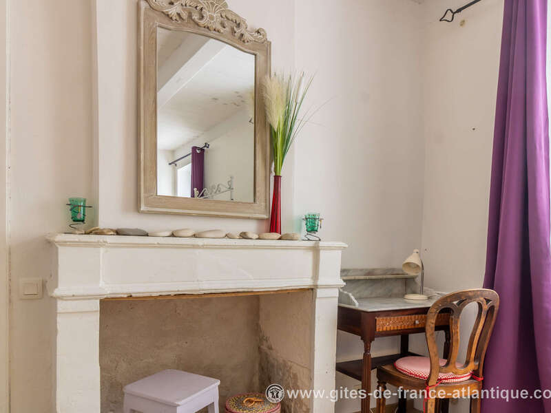 la_chambre_n_1_autre_vue_du_coin_bureau__les_fillattes__ile_de_re
