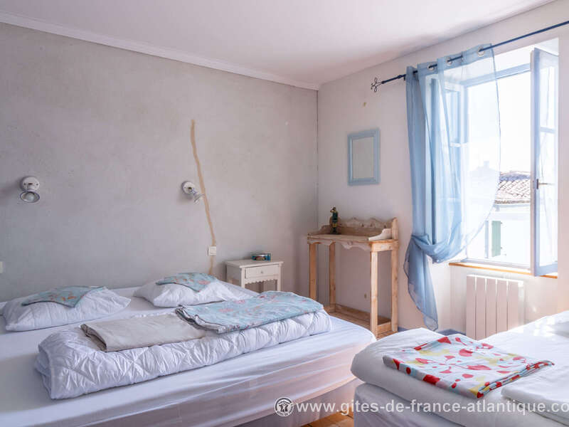 la_chambre_bleue_n_3_a_l_etage__l_entree_vue_generale__les_fillattes__ile_de_re__photo_gdf