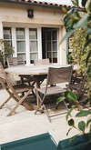 Terrasse privative avec salon de jardin et plancha gaz