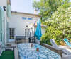 Terrasse privée avec salon de jardin et plancha gaz