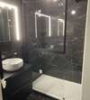 Salle de bain moderne rénovée avec baignoire et panneaux recouvrement