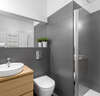 Salle de bain moderne illustrant dépannage plomberie efficace