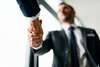concept-hommes-affaires-poignee-main